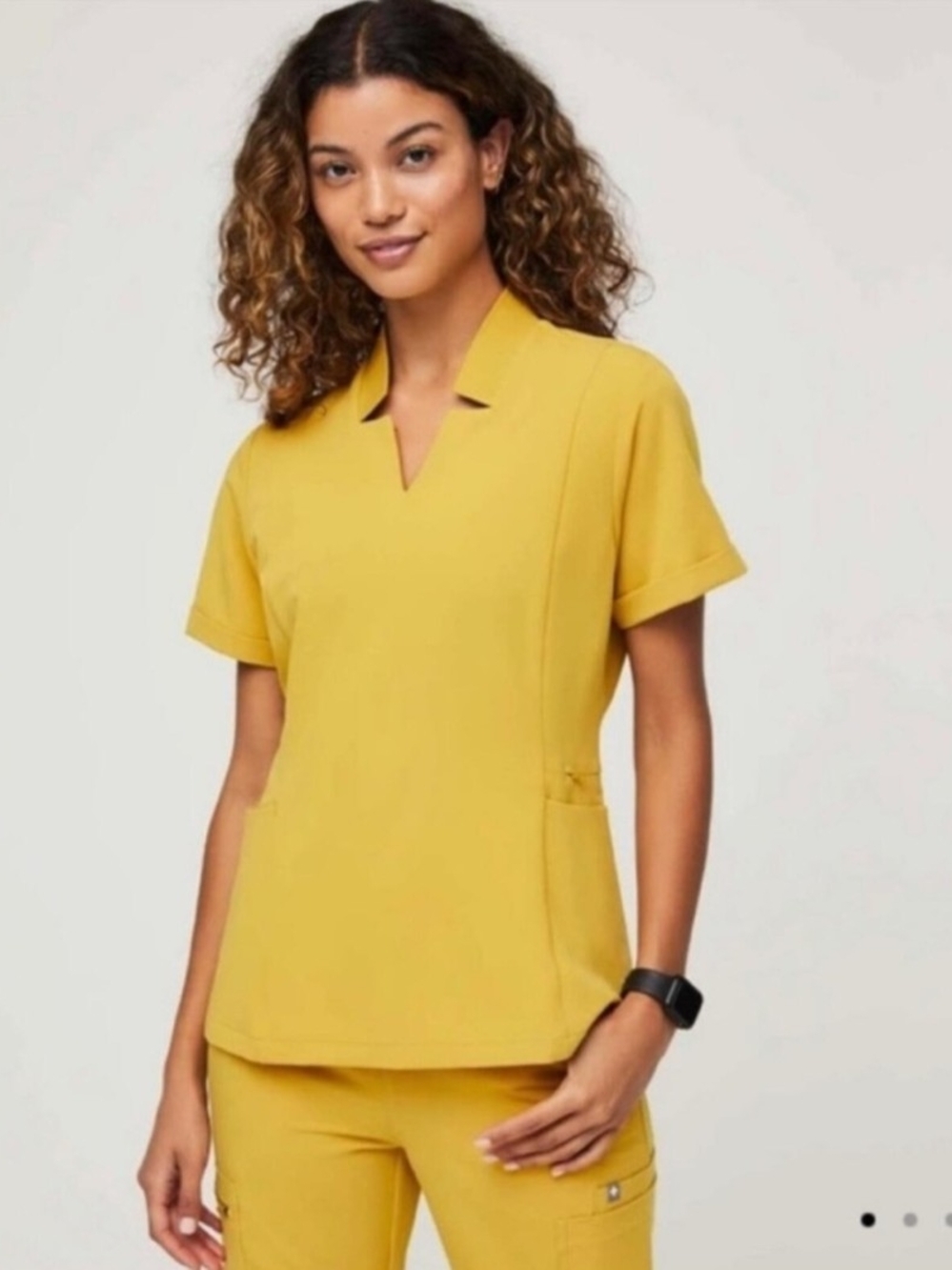 Figs Inala Slim Scrub Top Womens XXS Light Gold V Neck Stretch Pockets Uniform